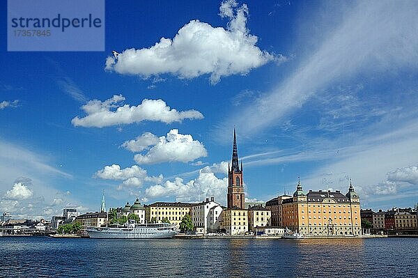 Aussicht auf Schiffe und die Altstadt von Stockholm  Gamla Stan  Stockholm  Schweden  Europa