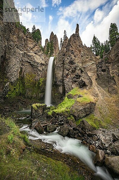 Wasserfall fließt durch erodierte Landschaft mit Felsnadeln  Tower Fall mit Tower Creek  Yellowstone Nationalpark  Wyoming  USA  Nordamerika