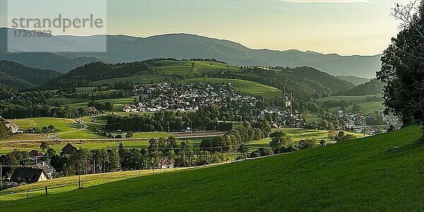 Dorf im Abendlicht  St.Peter  Schwarzwald  Baden-Württemberg  Deutschland  Europa