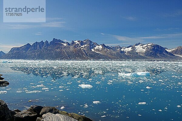 Aussicht auf einen Fjord  der mit Treibeis gefüllt ist  raue Berge im Hintergrund  Sommer  Arktis  Knud Rasmussen Fjord  Tasilaq  Grönland  Dänemark  Nordamerika