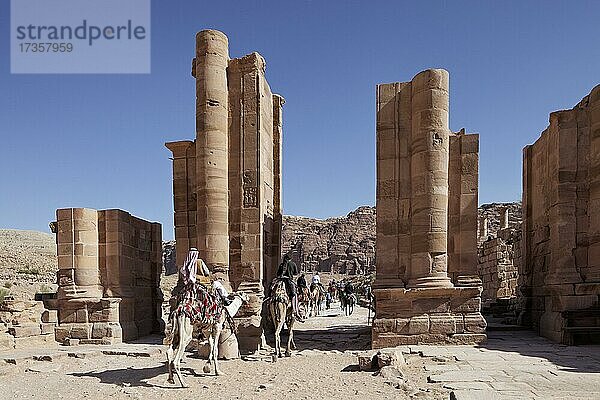 Themenostor zum heiligen Bezirk  Jordanier  Reiter reiten auf Kamelen (Camel dromedarius)  Petra  antike Hauptstadt der Nabatäer  UNESCO Weltkulturerbe  Königreich Jordanien