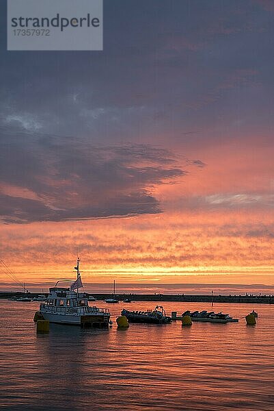 Sonnenuntergang im Hafen Saint-Malo  Ille-et-Vilaine  Bretagne  Frankreich  Europa