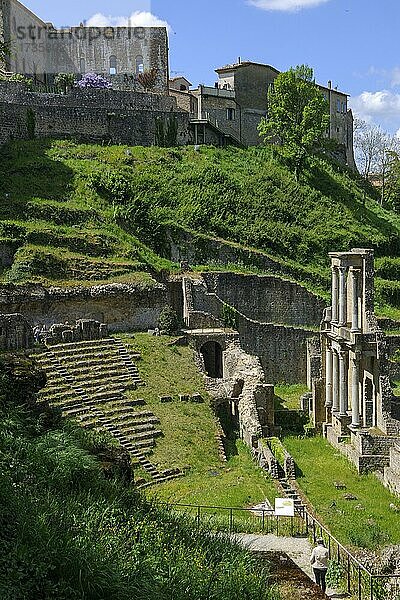 Ruine von antikes römisches Theater an Steilhang  Volterra  Toskana  Italien  Europa