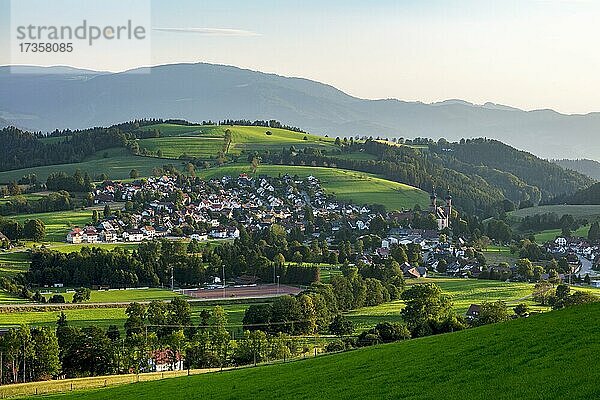 Dorf im Abendlicht  St.Peter  Schwarzwald  Baden-Württemberg  Deutschland  Europa