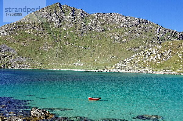 Kleines  rotes Boot im durchsichtig klaren Wasser  Bucht und grüne Berge im Hintergrund  Leknes  Haukland  Nordland  Lofoten  Skandinavien  Norwegen  Europa