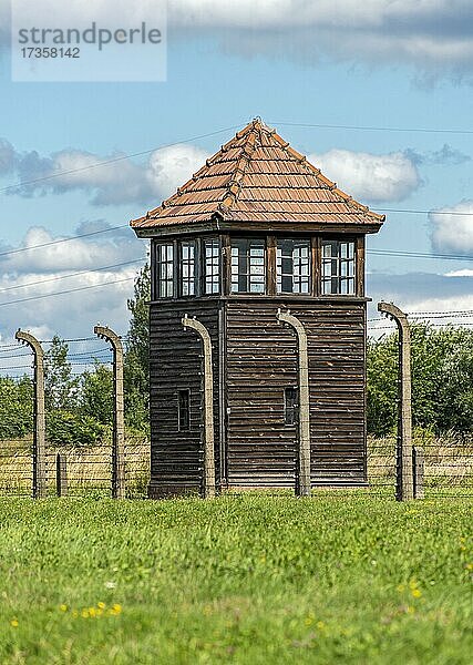 Stacheldrahtzaun und Wachturm im Konzentrationslager Auschwitz II-Birkenau  Oswiecim  Polen  Europa