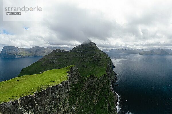 Luftaufnahme  Hohe Klippe  markante Berge im Hintergrund  Kalsoy  Faroer Inseln