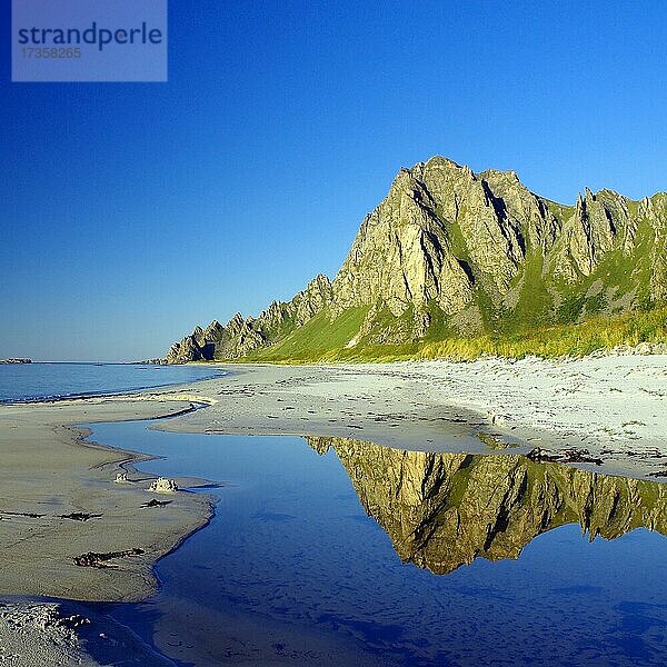 Berge spiegeln sich in einer kleinen Wasserfläche  langer  menschenleerer Sandstrand  Bleik  Andoya  Nordland  Norwegen  Europa