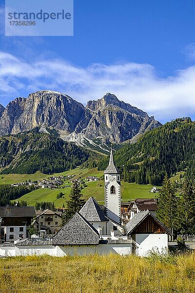 Pfarrkirche St. Katharina  Corvara  hinten Sassongher  Gadertal  Val Gardena  Dolomiten  Südtirol  Trentino  Italien  Europa