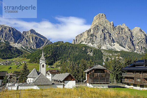 Pfarrkirche St. Katharina  Corvara  hinten Sassongher  Gadertal  Val Gardena  Dolomiten  Südtirol  Trentino  Italien  Europa