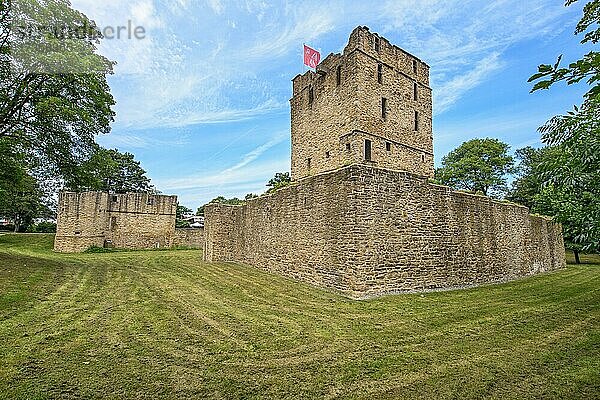 Ruine von teilweise rekonstruierte ehemalige Wasserburg Burg Altendorf aus Mittelalter  links im Hintergrund Ruine von Vorburg  Essen  Nordrhein-Westfalen  Deutschland  Europa
