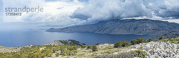 Blick über die Insel und Küste aufs Meer  Felslandschaft mit Macchia  Symi  Dodekanes  Griechenland  Europa