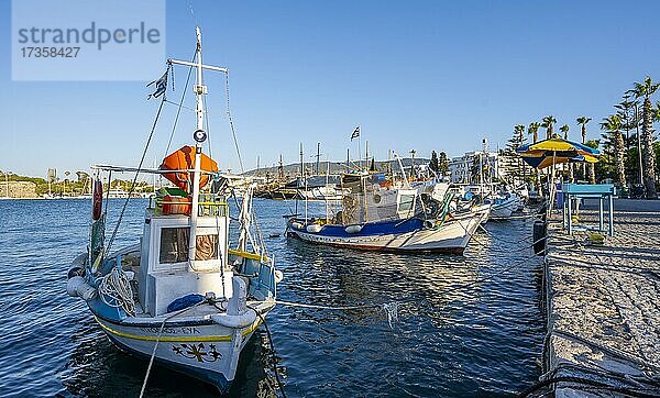 Blau weiße Fischerboote  Hafen von Kos  Altstadt Kos  Dodekanes  Griechenland  Europa