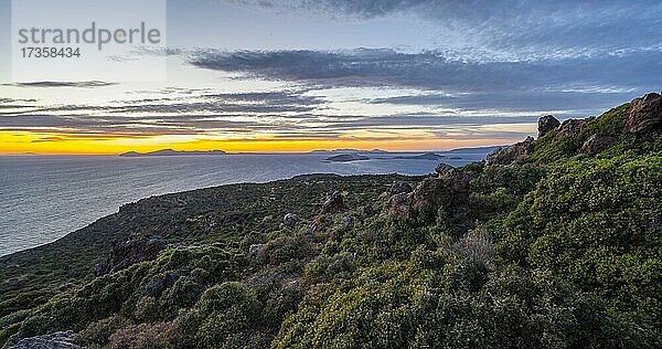 Sonnenuntergang über dem Meer  Landschaft mit Macchia  hinten Inseln Gyali und Kos  Nisyros  Dodekanes  Griechenland  Europa