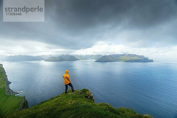 Person schaut auf das Meer und die Insel Eysturoy  Kalsoy  Faroer Inseln