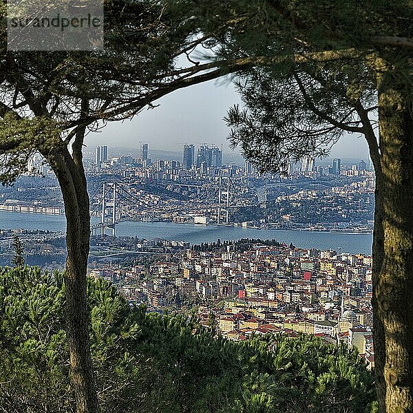 Blick vom Hügel  Park Büyük Çaml?ca auf die Stadt Istanbul am Bosporus  Brücke und Skyline  Camlica  Istanbul  Türkei  Asien