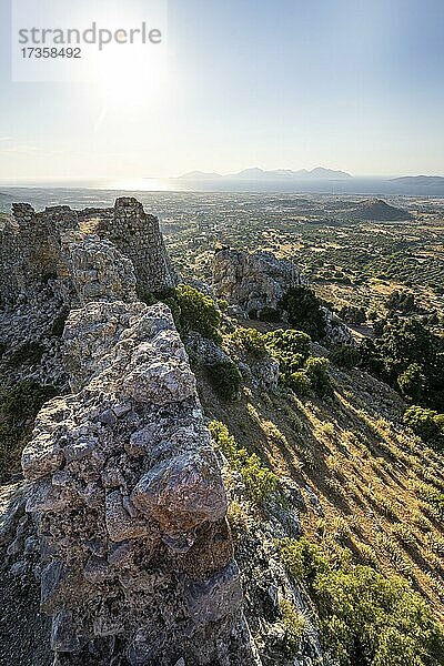 Burgruinen der am Fels errichteten Burg Paleo Pyli  Blick über die Insel aufs Meer  Kos  Dodekanes  Griechenland  Europa