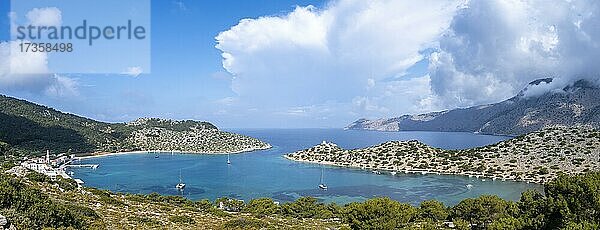 Segelboote in der Panormitis Bucht  Symi  Dodekanes  Griechenland  Europa