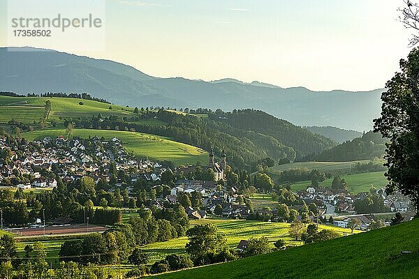 Dorf im Abendlicht  St.Peter  Schwarzwald  Baden-Württemberg  Deutschland  Europa