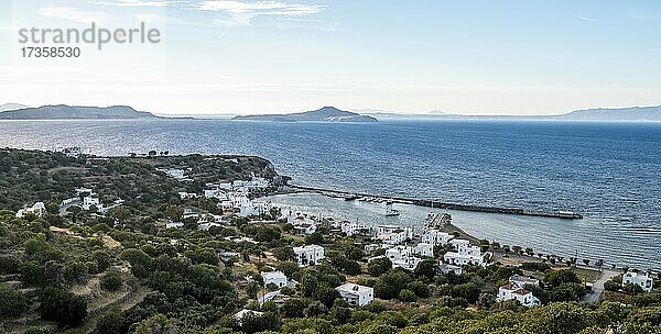 Blick auf Ort und Hafen von Pali  Blick übers Meer auf Insel Gyali  Nisyros  Dodekanes  Griechenland  Europa