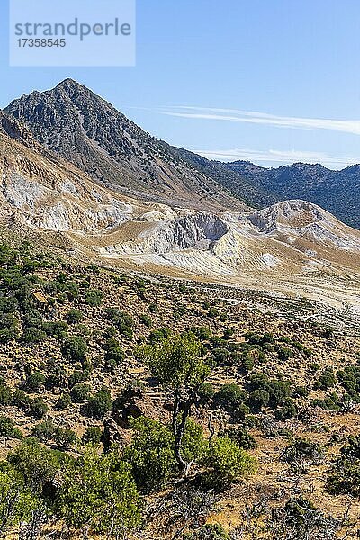 Blick in die Kaldera auf bunte Mineralienablagerungen am Krater  Vulkan Caldera mit Bimssteinfeldern  gelb gefärbte Schwefelsteine  Stefanos und Alexandros Krater  Nisyros  Dodekanes  Griechenland  Europa