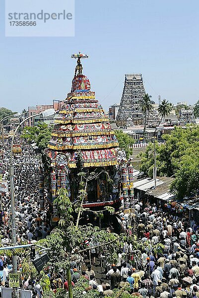 Prozession mit dem Tempelwagen während des Kapaleeshvara-Tempelfestes in Mylapore  Chennai. Tamil Nadu  Indien  Asien