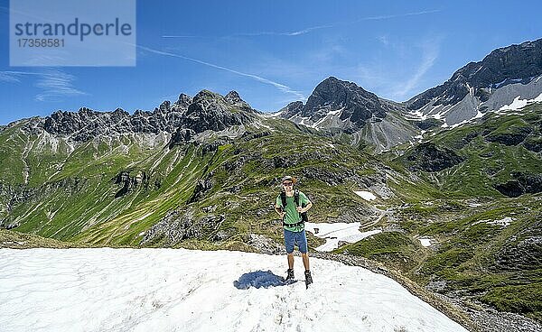 Wanderer in Schneefeld  Bergsteiger auf Wanderweg  hinten felsige Gipfel des Großen Krottenkopf und Muttlerkopf  Bergpanorama  Heilbronner Weg  Allgäuer Alpen  Allgäu  Bayern  Deutschland  Europa