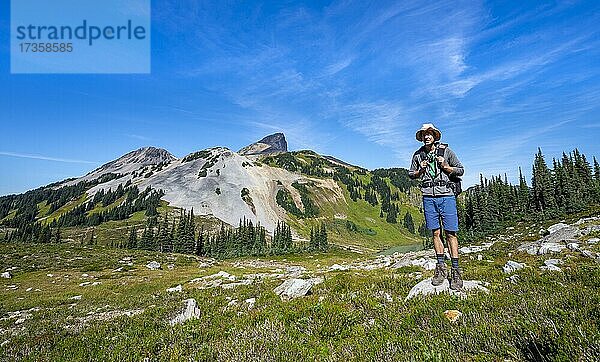 Wanderer blickt in die Kamera  vulkanischer Berg Black Tusk  Garibaldi Provincial Park  British Columbia  Kanada  Nordamerika