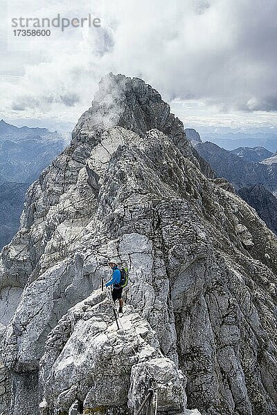 Wanderer am Klettersteig an der Watzmann-Mittelspitze  Wanderweg zum Watzmann  Watzmann-Überschreitung  Berchtesgaden  Bayern  Deutschland  Europa