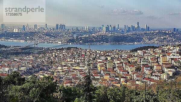 Blick vom Hügel  Park Büyük Çaml?ca auf die Stadt Istanbul am Bosporus  Brücke und Skyline  Camlica  Istanbul  Türkei  Asien