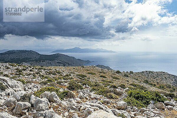 Blick über die Insel und Küste aufs Meer  Felslandschaft mit Macchia  Symi  Dodekanes  Griechenland  Europa