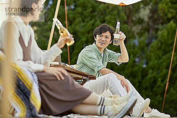 Japanische Freunde feiern eine Party im Garten