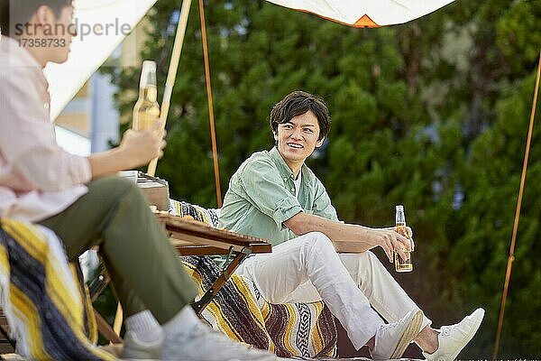 Japanische Freunde feiern eine Party im Garten