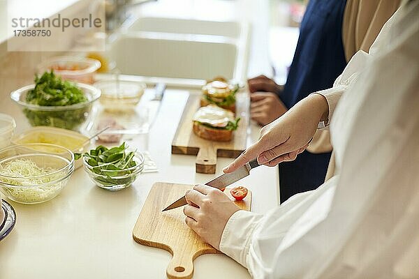 Japanische Freunde kochen zu Hause