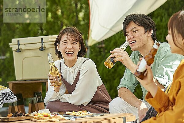 Japanische Freunde feiern eine Party im Garten