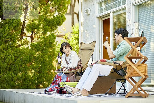 Japanische Freunde feiern eine Party im Garten