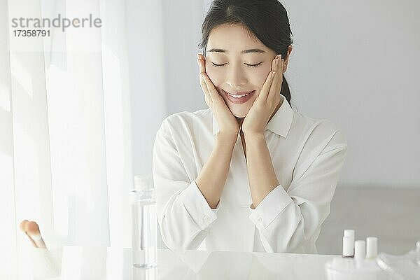 Japanerin genießt die Zeit zu Hause