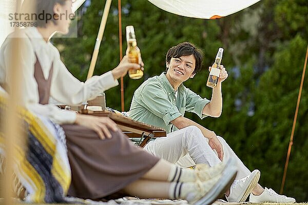 Japanische Freunde feiern eine Party im Garten