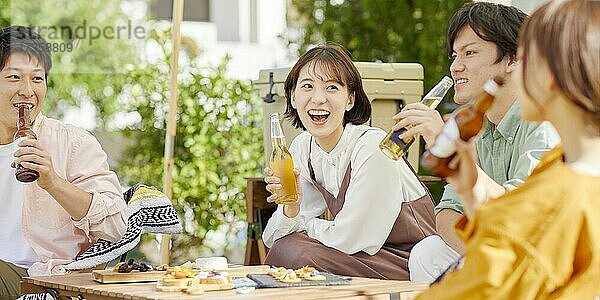 Japanische Freunde feiern eine Party im Garten