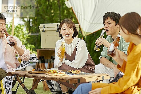 Japanische Freunde feiern eine Party im Garten