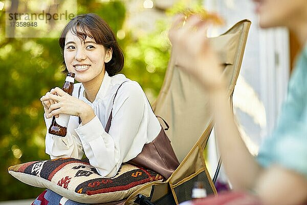 Japanische Freunde feiern eine Party im Garten