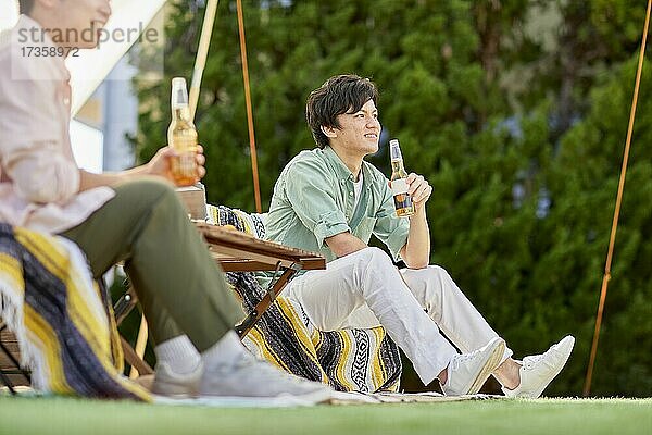 Japanische Freunde feiern eine Party im Garten