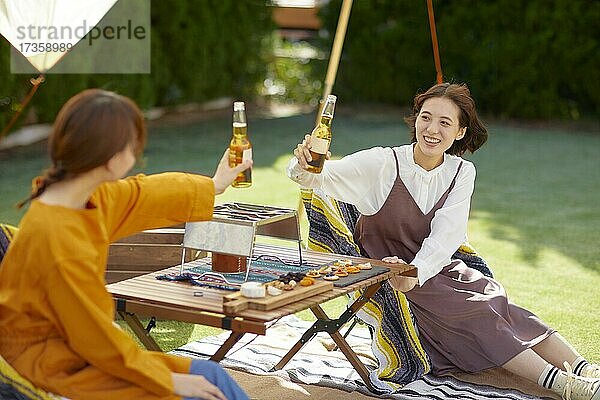 Japanische Freunde feiern eine Party im Garten