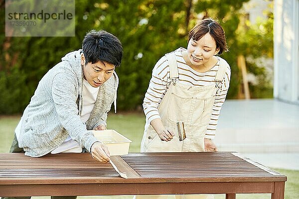 Japanische Freunde arbeiten im Garten