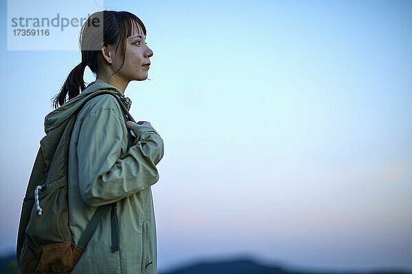 Japanische Frau beim Wandern