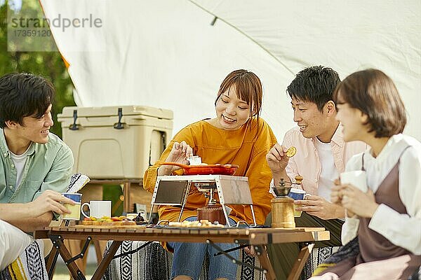 Japanische Freunde feiern eine Party im Garten