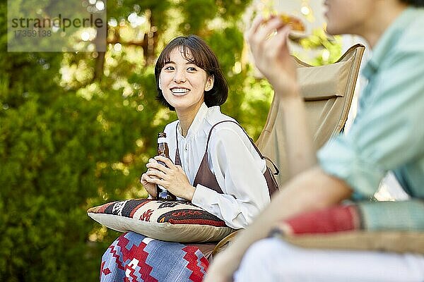 Japanische Freunde feiern eine Party im Garten