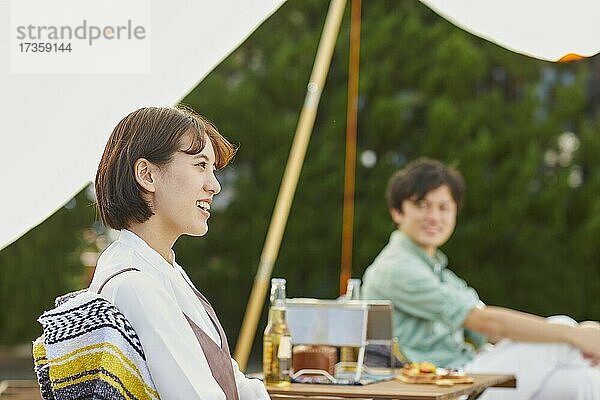 Japanische Freunde feiern eine Party im Garten