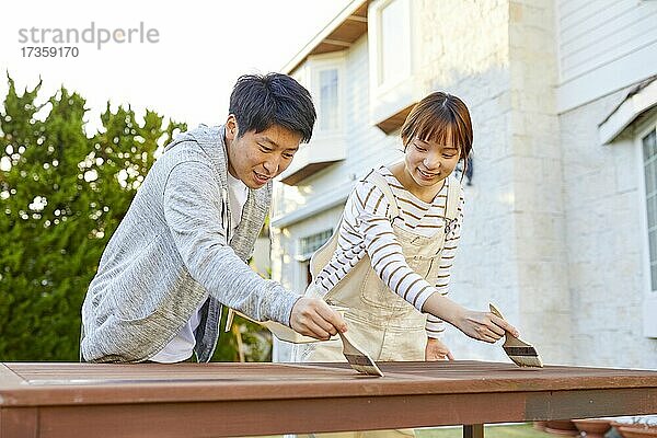 Japanische Freunde arbeiten im Garten