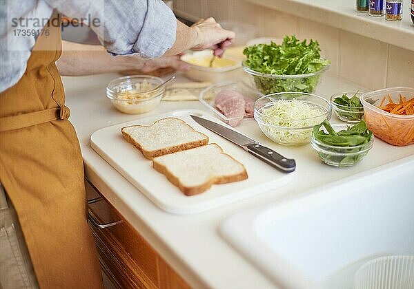 Japanische Freunde kochen zu Hause